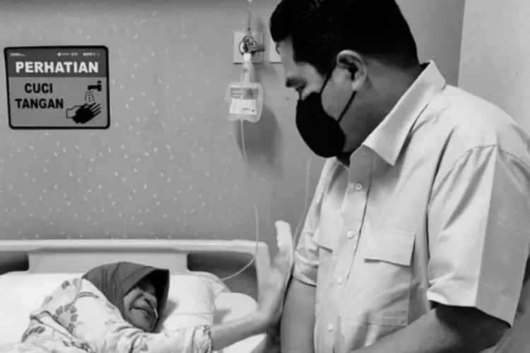 Erick Thohir saat menjenguk Dorce Gamalama beberapa waktu lalu.