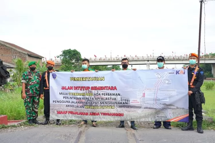 Petugas menyampaikan pengumuman rencana penutupan sementara perlintasan kereta api Alastua Semarang mulai 17 Februari 2022.  (dok Humas KAI)