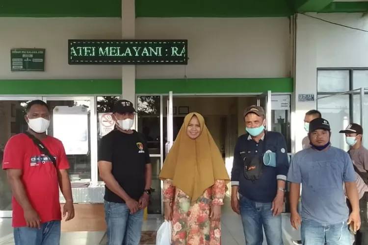 AR (29) saat tiba di RSJ Kalawa Atei di dampingi pihak SosPMD, Polisi dan keluarga (Delia Anisya Fitri)