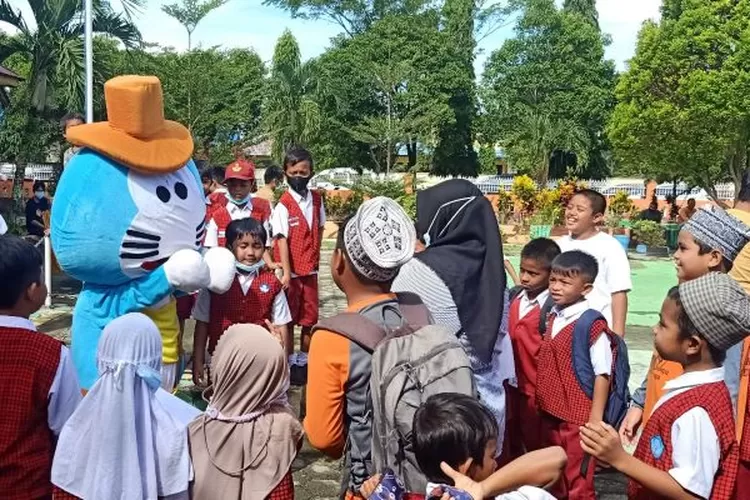 Badut dihadirkan pada Kegiatan Imunisasi Anak di SD Katokkoan Masamba (dok. Istimewa)