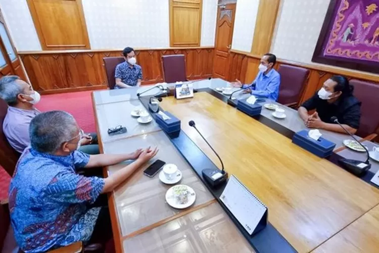 Agus Sulistriyono menjelaskan PRMN dan Promedia Teknologi kepada Walikota Solo Gibran Rakabuming Raka.  (Beritasoloraya.com)