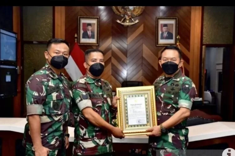 Kasad Jenderal TNI Dudung  Abdurachman Menyerahkan Penghargaan Kepada Anggota TNI Berprestasi (Penerangan TNI AD)
