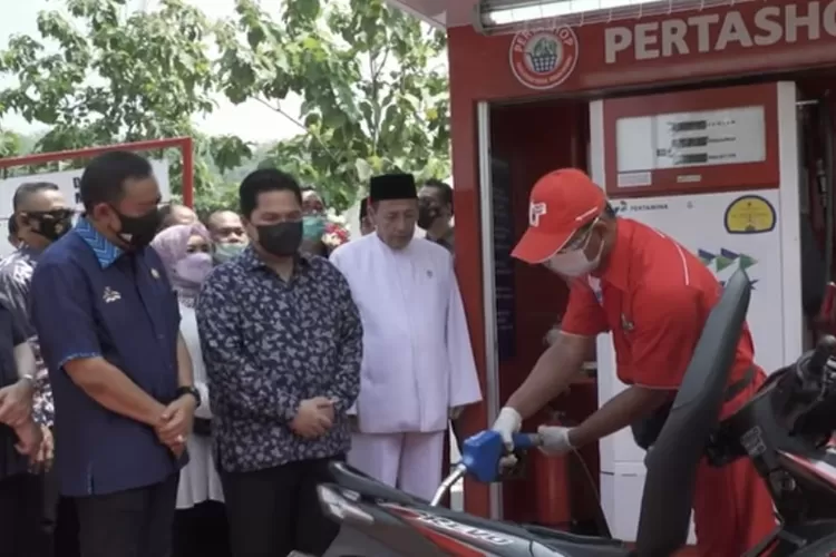 Menteri BUMN, Erick Thohir saat meresmikan salah satu Pertashop.