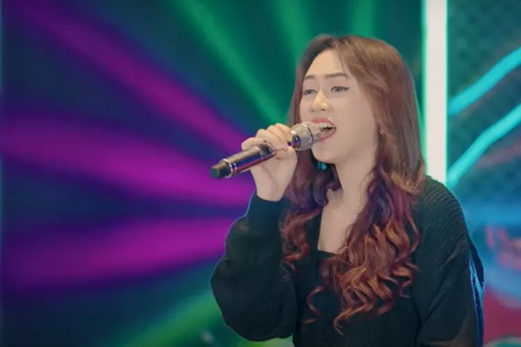 Happy Asmara menyanyikan lagu berjudul Melepas Lajang yang dipopulerkan oleh TriSuaka (tangkapan layar dari Channel YouTube RC Music)
