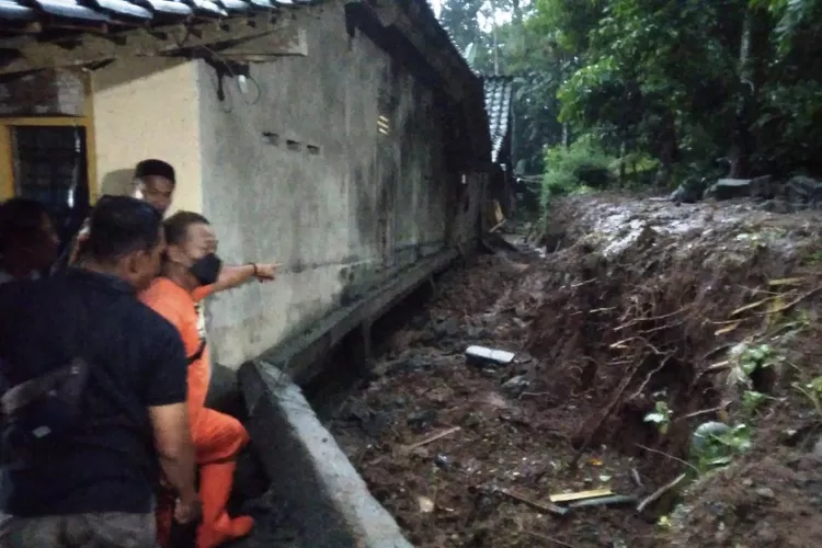 Tembok pagar di Desa Brenggong roboh timpa warga hingga tewas.  ( Foto: Dokumentasi BPBD Purworejo)
