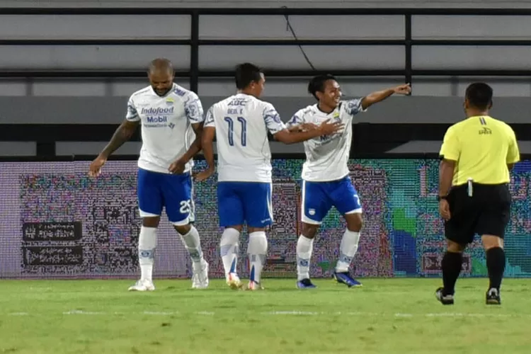 Gelandang Persib Bandung Beckham Putra Nugraha merayakan gol yang dicetak saat lawan Persipura Jayapura di Stadion Kapten I Wayan Dipta, Gianyar, Bali, Jumat 18 Februari 2022. (Foto/Twitter @Liga1Match)