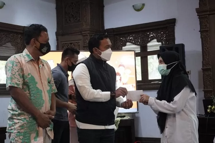 Bupati Batang Wihaji bersama forkopimda menyerahkan santunan anak yatim secara simbolis dalam acara Paringatan HPN 2022 PWI Batang di Aula Kantor Bupati setempat, Jumat 18 Februari 2022.&nbsp; (Muslihun/Kontributor Batang&nbsp;)