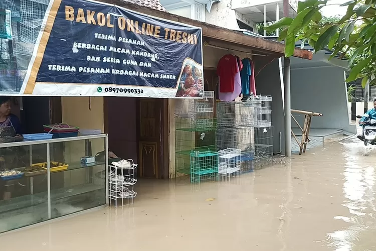 Rumah warga di Kelurahan Pegulon terendam banjir Jumat 18 februari 2022. (edi prayitno/kontributor Kendal)