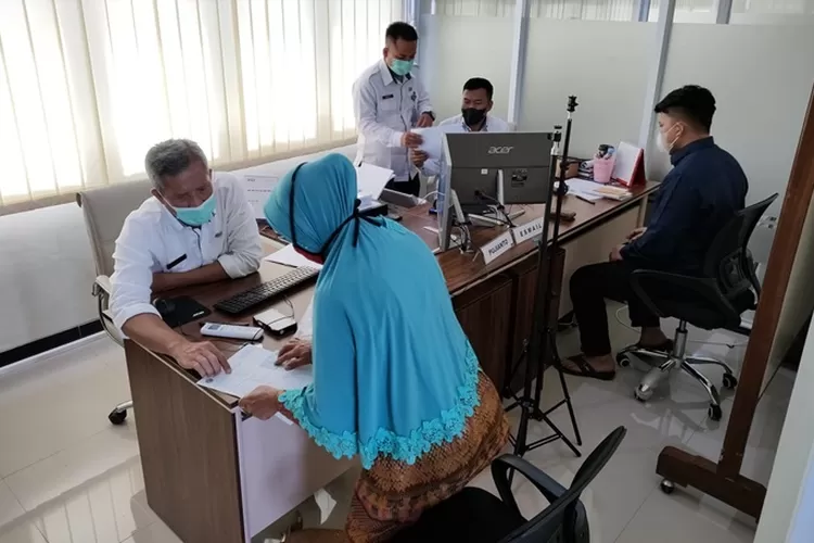 Sejumlah ahli waris penerima porsi calon jemaah haji mengurus persyaratan yang harus di penuhi di Kantor Kementerian Agama Batang.&nbsp; (dok)