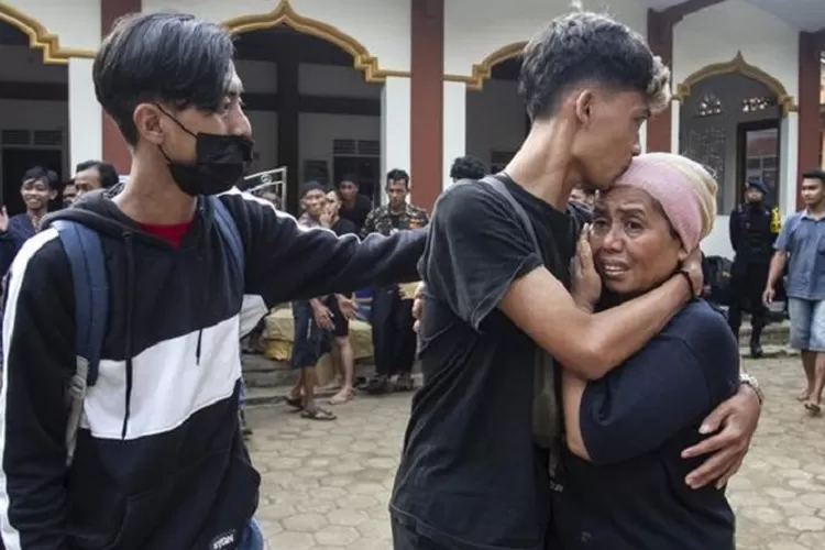 Warga yang sempat ditahan polisi bertemu ibunya usai tiba di halaman masjid Desa Wadas, Bener, Purworejo, Jawa Tengah, Rabu (9/2/2022).  (satuarah.co)