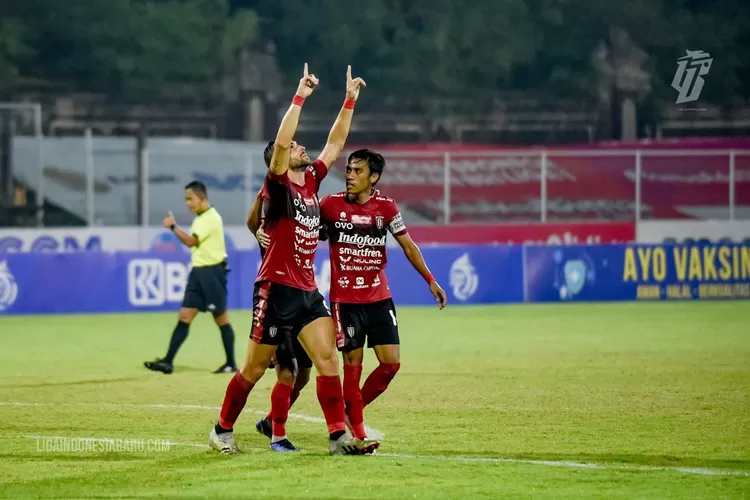 Para pemain Bali United sedang merayakan gol. Melawan PSIS Semarang, Serdadu Tridhatu buru kememangan.  (LIB)
