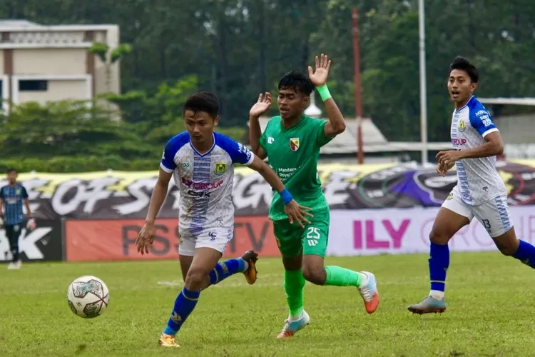 Pemain Persikota Tangerang berhasil lolos dari penjagaan pemain Persikab Bandung - Foto: Henry Lukmanul Hakim
