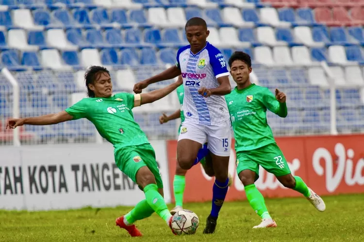kapten Persikota, Ahmad Farid lolos dari penjagaan pemain belakang Persikab Bandung - Foto: Henry Lukmanul Hakim