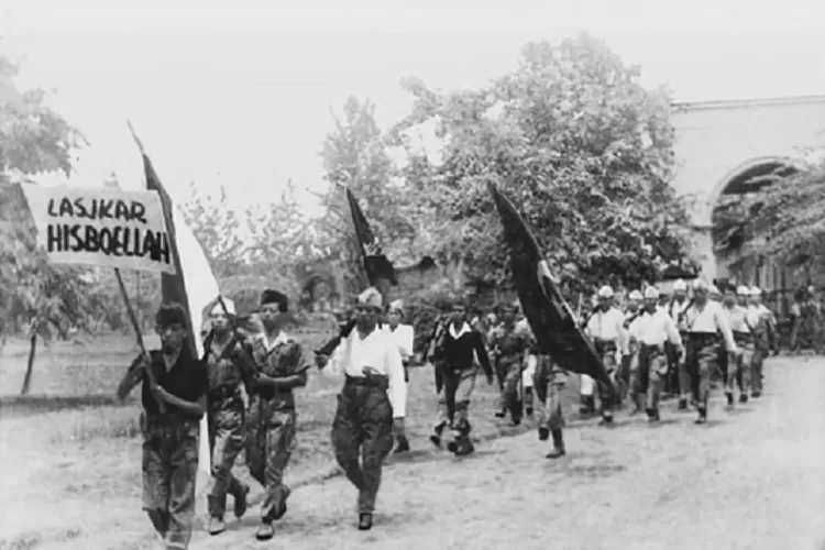 Ilustrasi: Pondok pesantren yang diasuh KH Ma&rsquo;mun Nawawi, di Cibogo-Cibarusah dikenal sebagai tempat pelatihan Laskar HIzbullah. (satuarah.co)