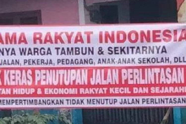 Spanduk penolakan warga Tambun Selatan, Kabupaten Bekasi, terkait rencana PT KAI menutup perlintasan rel kereta api sebidang di Kampung Mekarsari Timur, mulai 23 Februari 2022. (satuarah.co)