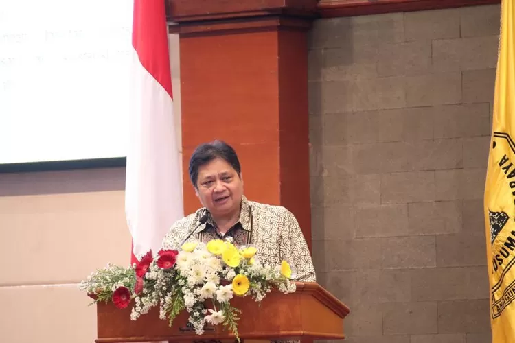 Menteri  Koordinator Bidang Perekonomian Airlangga Hartarto saat memberikan Kuliah Umum di Universitas Wijaya Kusuma Surabaya (UWKS), Sabtu (19/2/2022). (Tim AH)