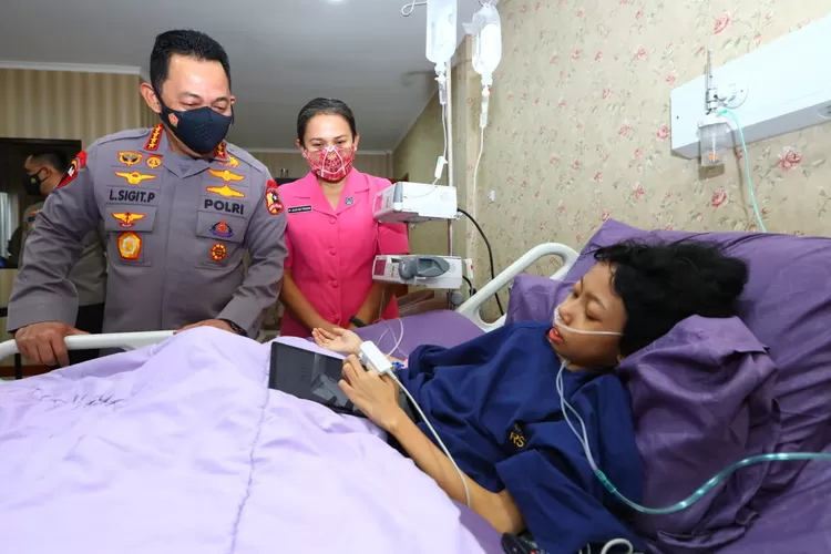 Kapolri Jenderal Pol Listyo Sigit Prabowo dan istri menjenguk Sinta Aulia di RS Polri. (Humas Polri)