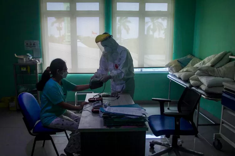 Seorang pasien terpapar Covid-19 sedang mendapat perawaran yang intensif dari tenaga medis (ilustrasi) - Foto: Henry Lukmanul Hakim