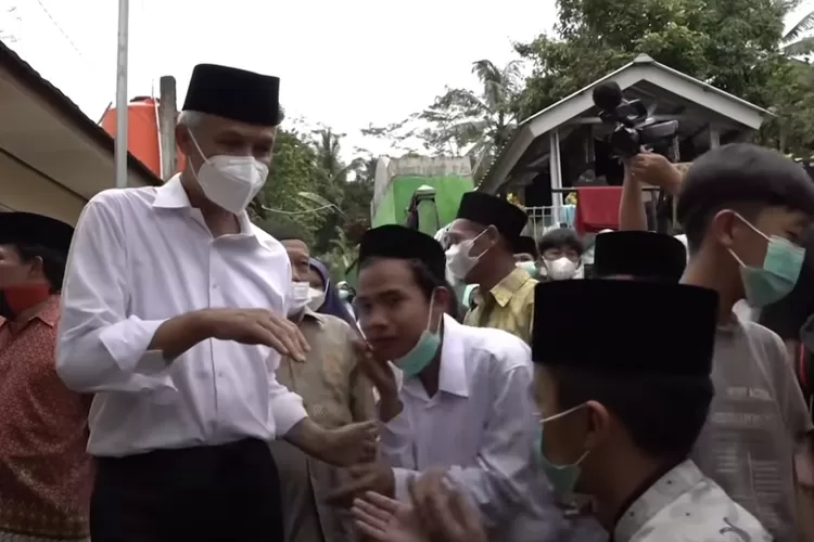 Ganjar Pranowo saat berziarah ke makam Kiai Hisyam A Karim, kakek dari istrinya, Siti Atiqoh Supriyanti.