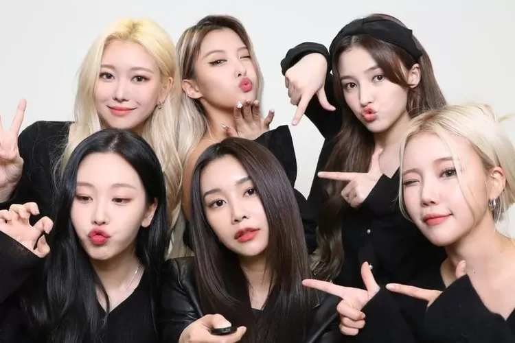 MOMOLAND. (Foto : Instagram : @hyebinmm)