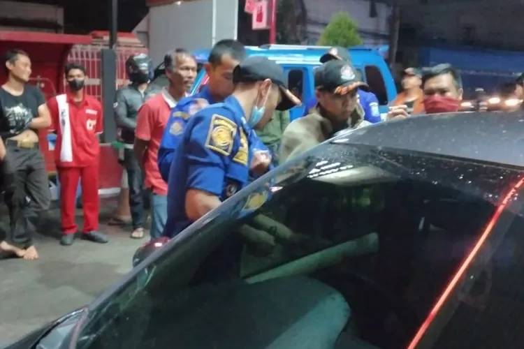 Bocah Terjebak Dalam Mobil di SPBU Sudirman (Foto: Humas Diskar PB Kota Bandung)