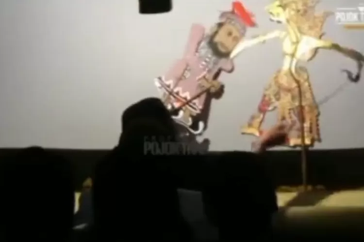 Adegan ketika wayang kulit dengan karakter Ustaz Khalid Basalamah (UKB) dihajar habis-habisan (Youtube @pgmoraaji)