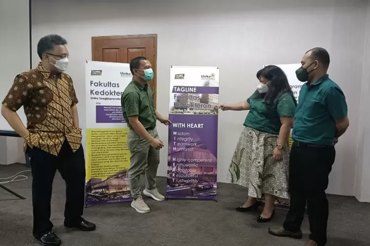 Dekan Fakultas Kedokteran (FK) Unika dr Indra Adi Susianto MSi Med  SpOG, Wakil Dekan Bidang Kemahasiswaan sekaligus Ketua Dies Natalis ke-3 FK Unika Soegijapranata dr Jonsinar Silalahi MSi Med SpB SpBA,  Kaprodi FK Unika dr Fransisca Pramesshinta Hardimarta MSi Med dan Programer Field Lab FK Unika Perigrinus H Sebong MPH saat berbincang di Kampus Unika. (istimewa)
