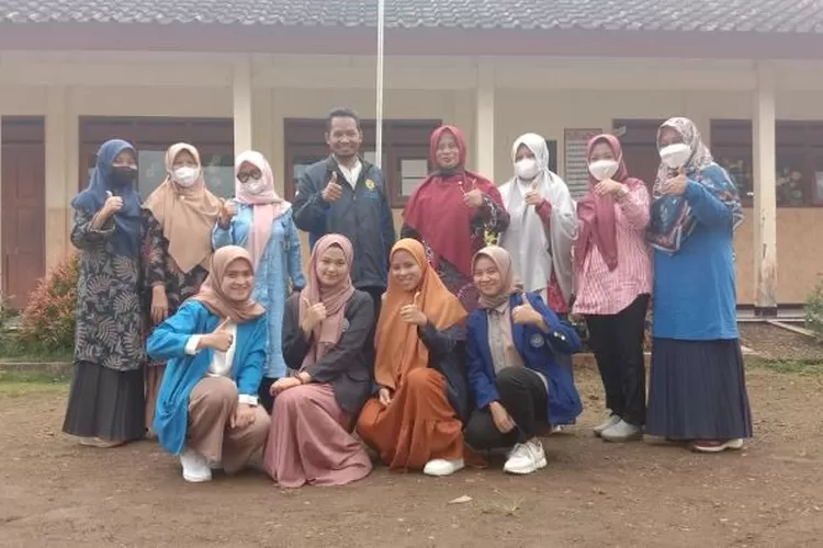 Mahasiswa peserta program kampus mengajar angkatan 3 didampingi Dosen Pembimbing Lapangan (DPL) dari USM Saiful Hadi foto bersama para guru usai observasi di SD N 1 Kemiriombo Wonosobo. (dok)