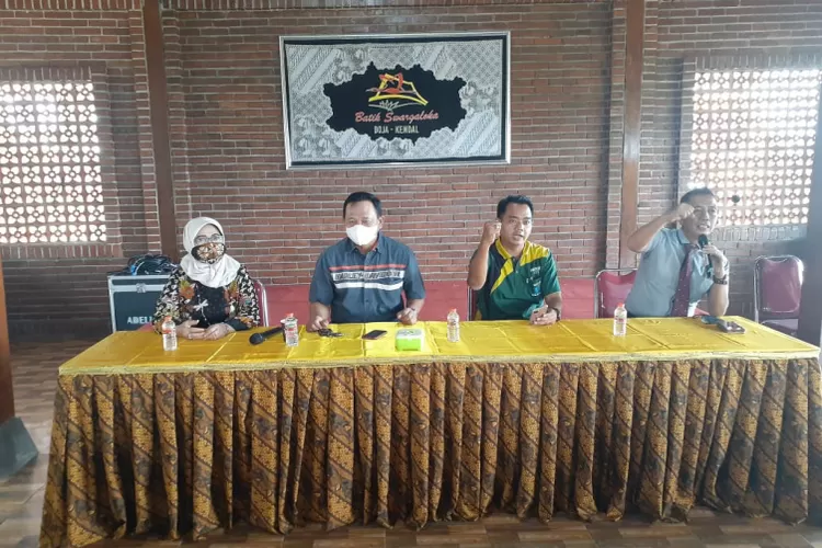 Owner Batik Swargaloka Eko Hadi Sutedjo memberi sambutan di depan para Kepala SMK se Kabupaten Pemalang (Sadono)