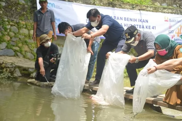 PTBA Berikan Bantuan Bibit Ikan Air Tawar 45 Ribu Ekor untuk Masyarakat Sawahlunto