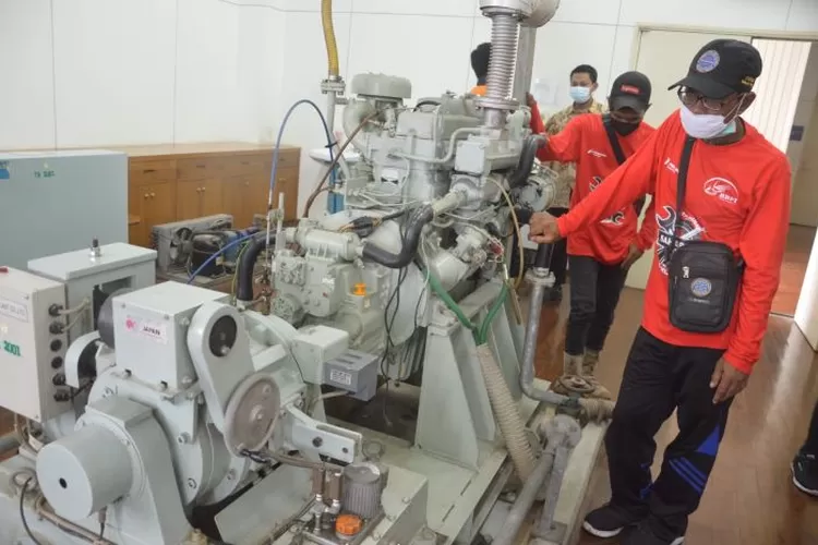 PT Pertamina Patra Niaga Regional Jawa Bagian Tengah mengadakan pelatihan Perbaikan mesin perahu bagi nelayan di pesisir utara Semarang. (dok PT Pertamina Patra Niaga Regional Jawa Bagian Tengah.)