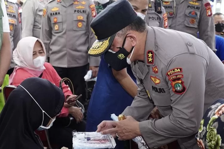 Kapolda Metro Jaya Irjen Fadil Imran kunjungi vaksinasi massal Lansia di Bekasi. (Humas PMJ)