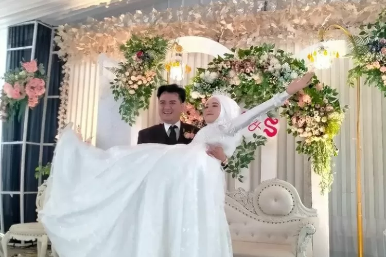 Foto Menikah (IG. @Putriwedding09)