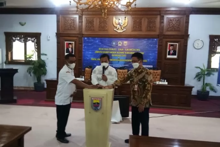Bupati Batang Wihaji dan Direkrur Keamanan Siber dan Sandi Pemda Badan Siber dan Sandi Negara (BSSN) Hasto Prastowo dan Kepala Diskominfo Batang Triossy Juniarto luncurkan CSIRT Kabupaten Batang.  (Kontributor Batang/Muslihun&nbsp;)