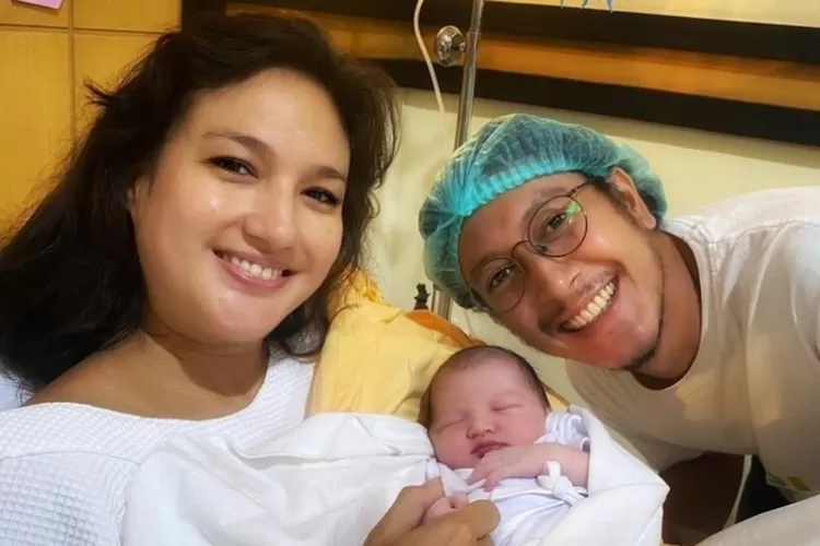Telah Lahir Buah Hati dari Dimas Anggara dan Nadine Chandrawinata (Instagram /@dimsanggara)