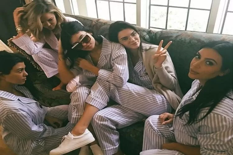 Kardashian Sisters Unfollow akun Instagram Kanye West (wwww.instagram.com/@kardashians)