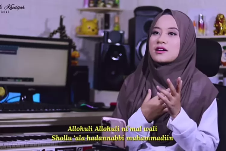 Ai Khodijah merilis video terbaru disertai lirik sholawat berjudul Allohuli (Tangkap layar YouTube Ai Khodijah official)