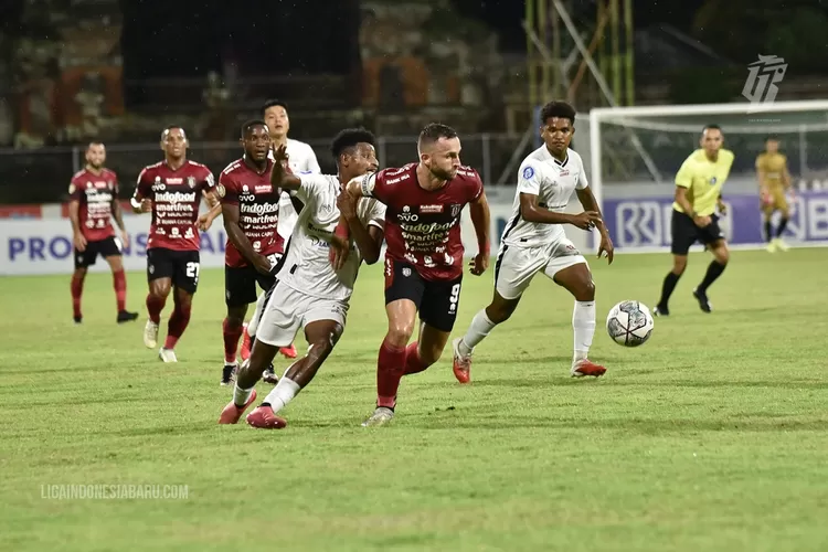 Aksi striker Bali United, Ilija Spasojevic saat membongkar pertahanan Persipura Jayapura pada laga pekan ke-27 di Stadion I Gusti Ngurah Rai, Denpasar.  (dok PT LIB/HARRYHARTOMO)