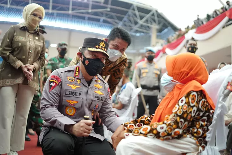Kapolri Jenderal Pol Listyo Sigit Prabowo meninjau akselerasi percepatan vaksinasi massal di OKI Sumsel (Humas Polri)