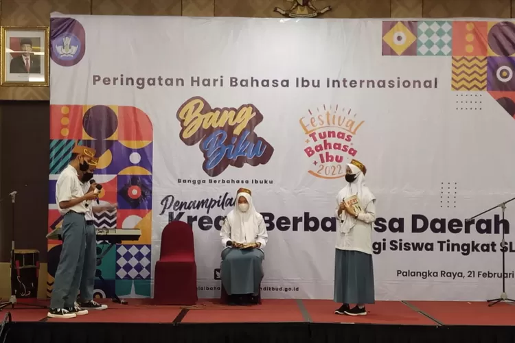 Penampilan drama kreasi berbahasa Dayak pelajar dari SMA IT Hasanka Boarding School Palangka Raya saat Peringatan Bahasa Ibu Internasional di Palangka Raya. (Tim Kalteng Lima 02)