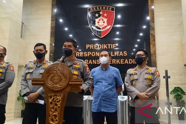 Kepala Biro Penerangan Masyarakat (Karo Penmas) Divisi Humas Polri Brigjen Pol Ahmad Ramadhan (tengah) memberikan keterangan terkait penentapan tersangka Indra Kenz, di Mabes Polri, Jakarta, Kamis (24/2/2022).  (ANTARA/Laily Rahmawaty)
