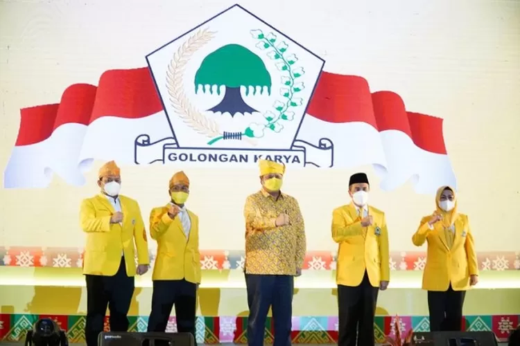 Ketua Umum DPP Partai Golkar Airlangga Hartarto (tengah) saat menghadiri pelantikan pengurus DPD Golkar Provinsi Riau di Pekanbaru, Riau. (republika.co.id)