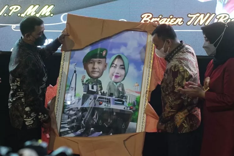 Komandan Korem 061/Suryakancana Brigjen TNI Achmad Fauzi melakukan serah terima jabatan dengan Brigjen TNI Rudy Saladin. (Dudun Hamidullah)