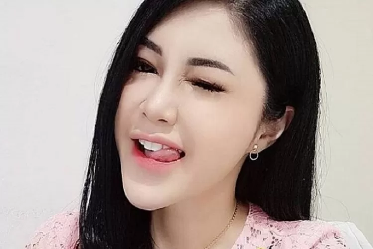 Dokter Dina Oktaviani mengungkap cara tidur agar seseorang jauh lebih sehat. Dia memberikan lima poin penting yang harus dilepas saat seseorang akan tidur. Dia menyarankan untuk tidak memakai pakaian dalam. (jambiekspres.co.id)