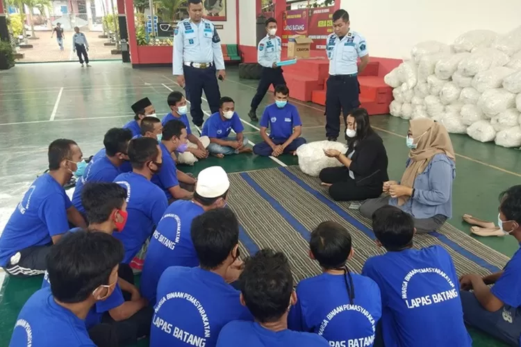 WBP Lapas Kelas IIB Batang saat mendapat pelatihan keterampilan pengepakan atau packing cotton buds dari PT PT Zhong Tuo Trade Semarang.  (dok)