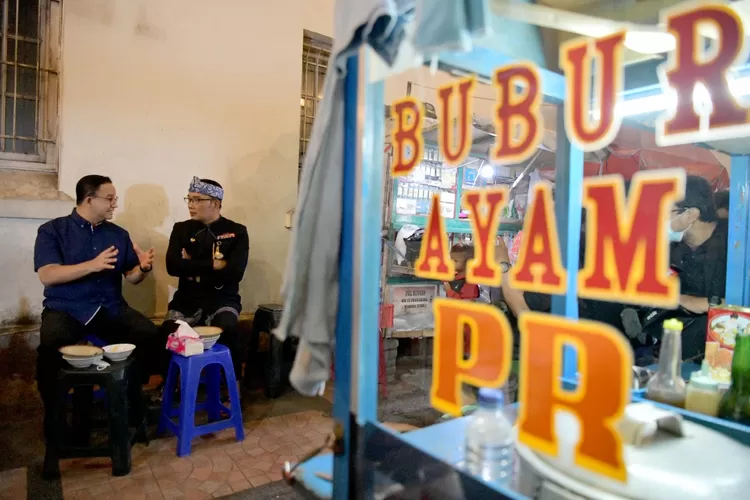 Gubernur Jawa Barat M Ridwan Kamil beraama Gubernur DKI Jakarta Anies Baswedan menikmati bubur ayam di jalan homan, Kota Bandung, Kamis (24/2/2022). (Foto: Rizal FS/Biro Adpim Jabar)