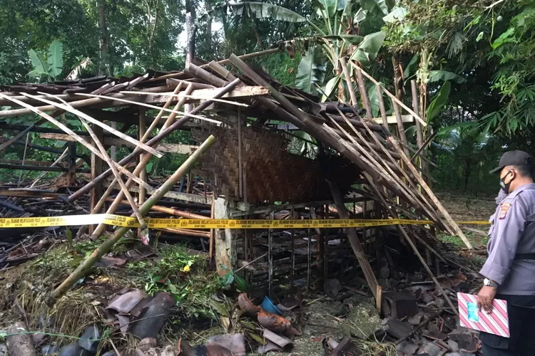 Polisi memeriksa kandang wilik warga yang terbakar (Foto: Humas Polres Kulon Progo)