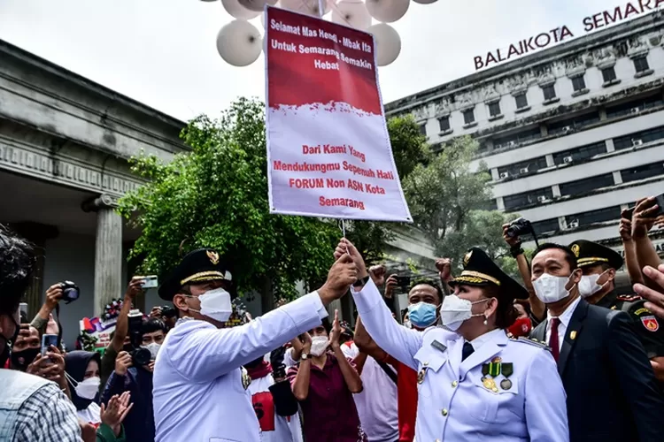 Wali Kota Semarang Hendrar Prihadi dan Wakilnya Hevearita Gunaryanti saat pelantikan 26 Februari 2021. Satu tahun menjabat, Hendi-Ita punya torehan yang apik.  (Ayosemarang.com/ Audrian Firhannusa)