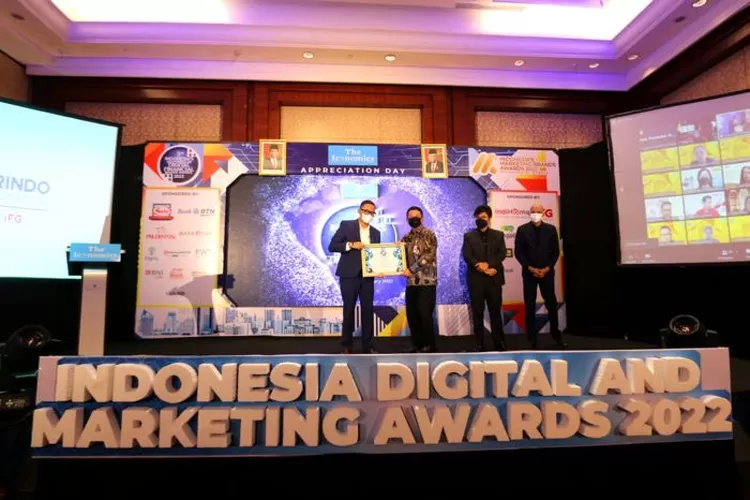 Penyerahan penghargaan Popular Digital Brand kepada Bank DKI, pada Indonesia Digital And Marketing Awards ,  Kamis (24/2/2022) 