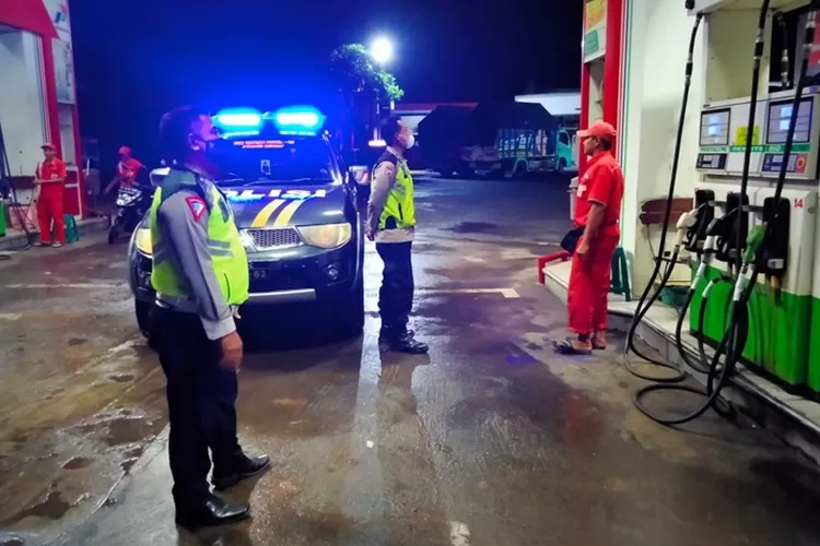 Anggota Polsek Weleri melaksanakan Blue Light Patroli disejumlah tempat antisipasi curat dan curanmor, Sabtu 26 februari 2022.  (edi prayitno/kontributor Kendal)